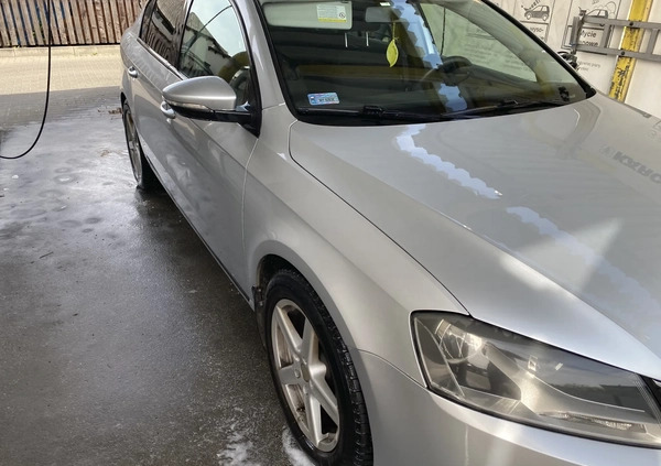 Volkswagen Passat cena 24997 przebieg: 210000, rok produkcji 2011 z Warszawa małe 46